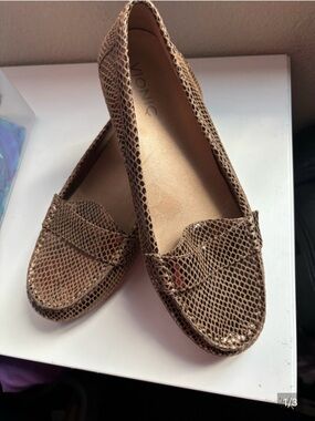 Vionic Women's Tan Snakeskin-Texture Loafers